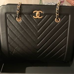 Large Shopping 30cm Chanel bag in black!